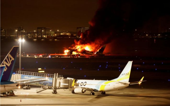 У Токіо літак спалахнув під час приземлення: на борту було майже 400 пасажирів – моторошні кадри