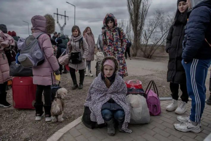 Берут лишь то, что могут взять в руки: Верещук рассказала, как тысячи мелитопольцев выезжают через Колотиловку (видео)