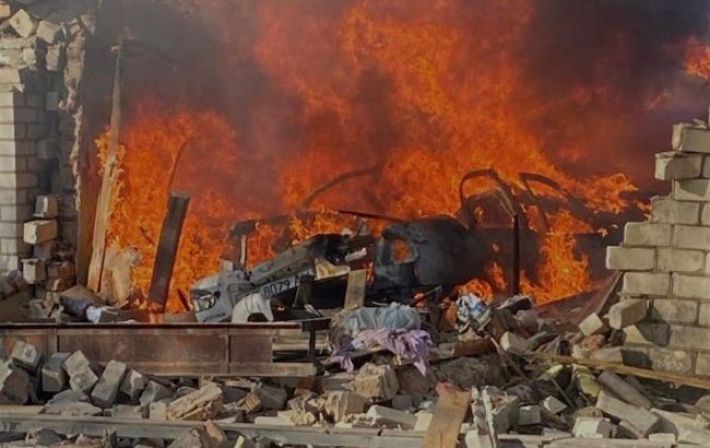 Россияне ударили по Херсону: загорелся склад с гуманитаркой, четверо пострадавших