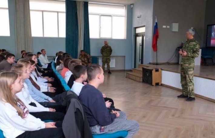 В Мелитополе с нового года школы превратились в детские концлагеря с военным уклоном - новые правила