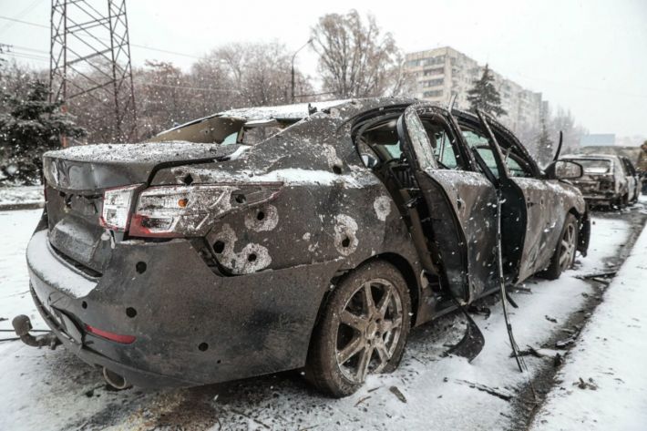 Понівечені автівки, вибиті вікна в багатоповерхівках - як виглядає Запоріжжя після ракетної атаки (фото, додане відео)