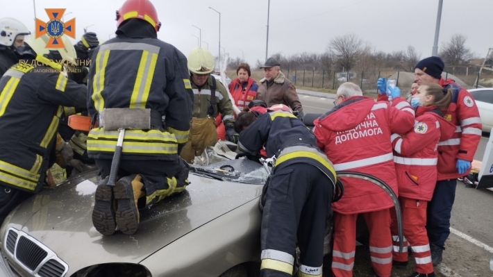 В Запорожье спасатели деблокировали водителя из изуродованного в результате ДТП автомобиля (фото)