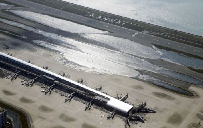 Построенный посреди моря дорогущий аэропорт начал тонуть. Что произошло