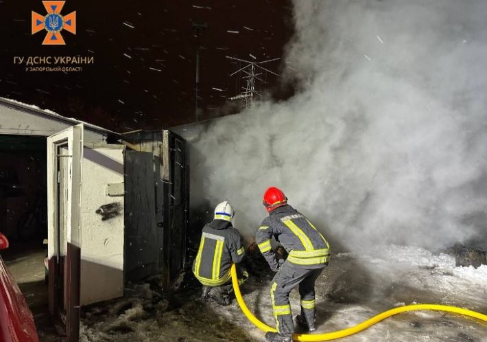 В Запорожье пенсионер погиб во время пожара в собственном гараже (фото)