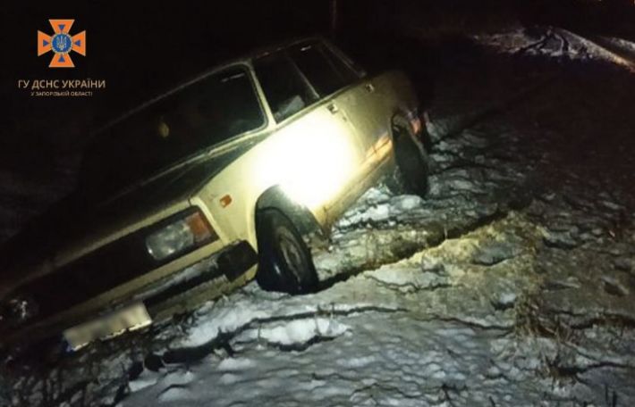 В Запорожской области спасали машины, которые стали жертвами непогоды (фото)