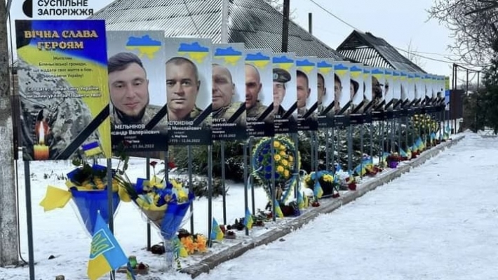 В селе Запорожского района установили инсталляцию в честь погибших защитников