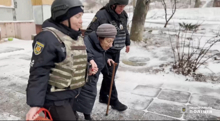 Запорожские полицейские эвакуировали из Степногорска 85-летнюю бабушку и трех ее котов (видео)