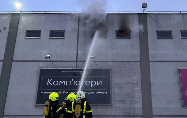 В Киеве потушили пожар в ТЦ, есть пострадавшие