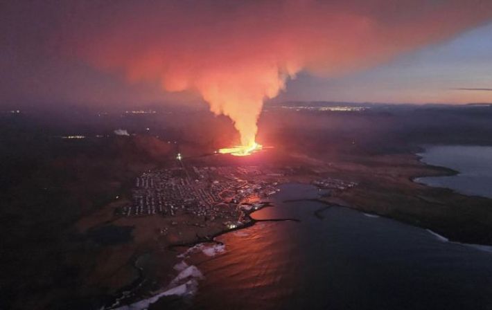 Горят целые улицы: в Исландии начал извергаться вулкан, который спал долгое время
