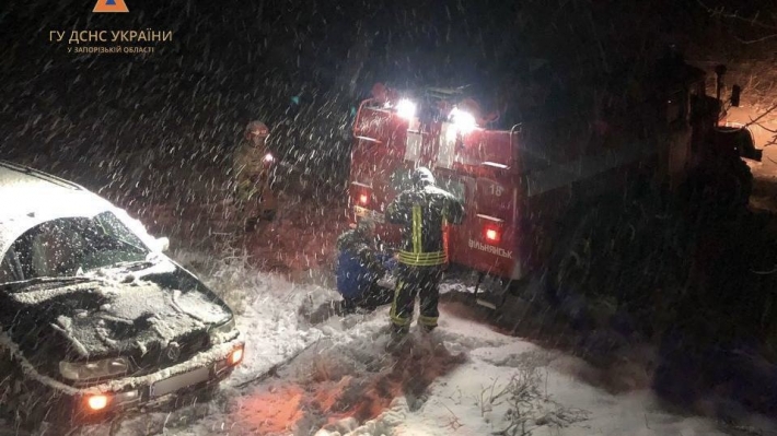 В Запорожской область спасатели оказали помощь водителю, который оказался в снежной ловушке