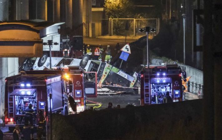 У Туреччині перекинувся автобус: майже 30 постраждалих, є загиблі