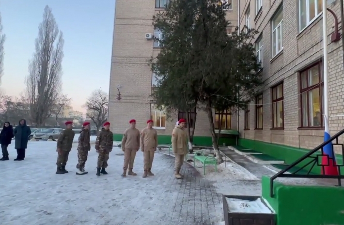 В Мелитополе директор-коллаборант выгоняет учеников на мороз, чтобы они поднимали каждый день флаг россии (видео)