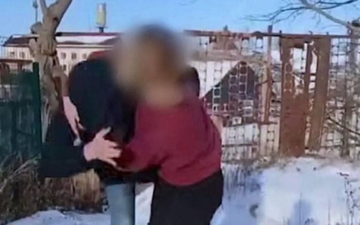 Ногами по голове: в Киевской области из-за парня подрались 14-летние лицеистки (фото)