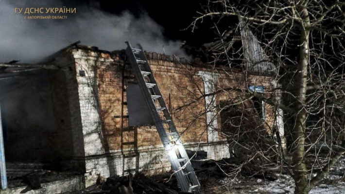 В Запорожье в результате пожара в собственном доме погиб мужчина