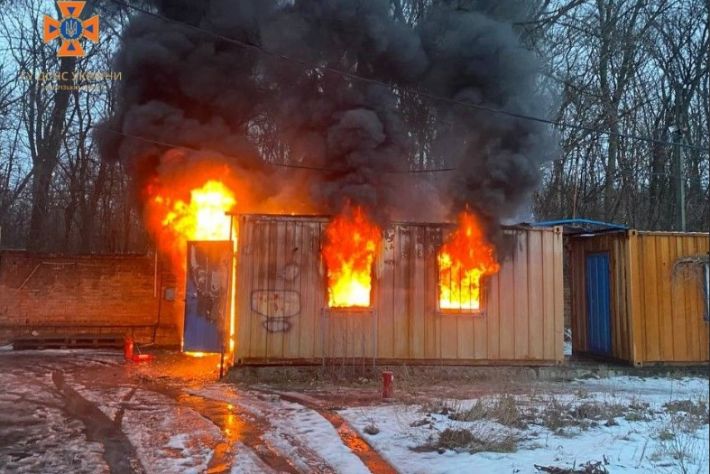 В Запорожье из-за короткого замыкания горели металлический контейнер и гараж (фото)