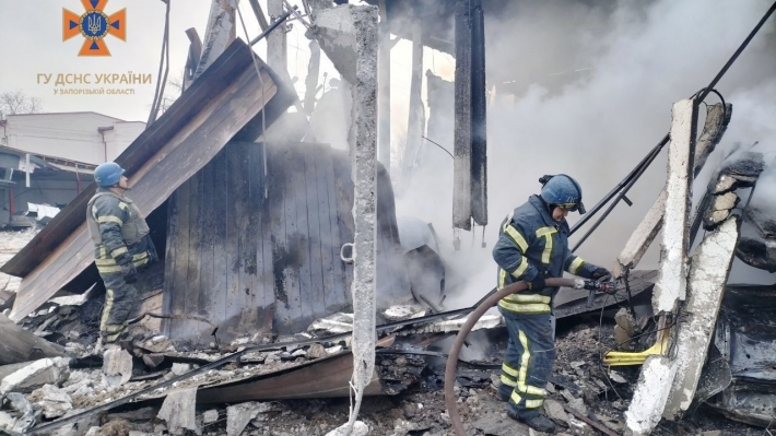 В результате вражеского обстрела в Орехове произошел пожар (фото)