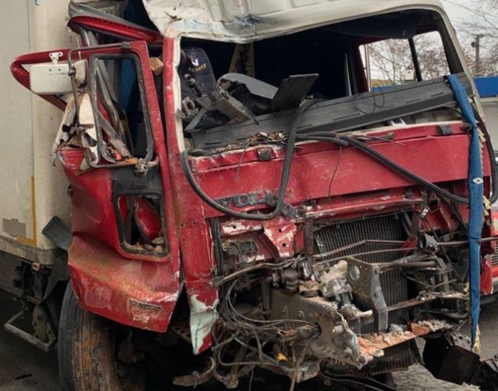 В Мелитополе водитель грузовика влетел в жилой дом - разрушена несущая конструкция (фото)