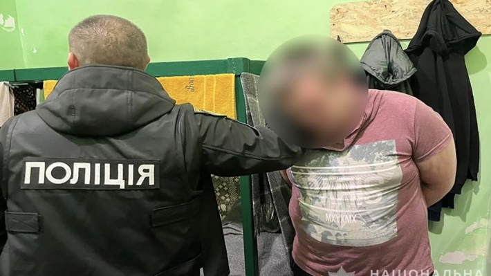 В Запорожье полицейские разоблачили заключенного, который "продавал" военнослужащим несуществующие товары