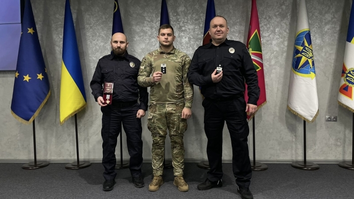 Запорожские полицейские получили государственную награду и специальные звания