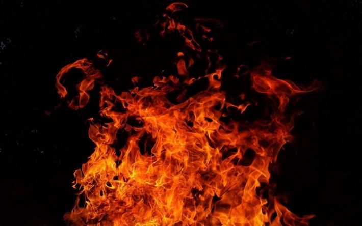 В Челябинской области России загорелся масштабный пожар на фабрике