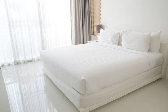 Белая кровать: что нужно учесть при создании интерьера