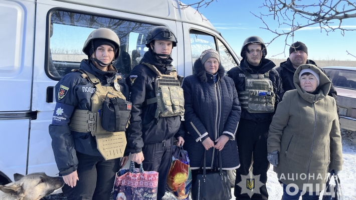 Запорожские полицейские вывезли двух женщин из Полтавки Запорожской области