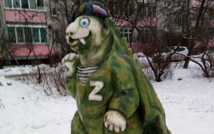 В России на конкурс снеговиков слепили фигуру оккупанта в виде "рептилоида": фото