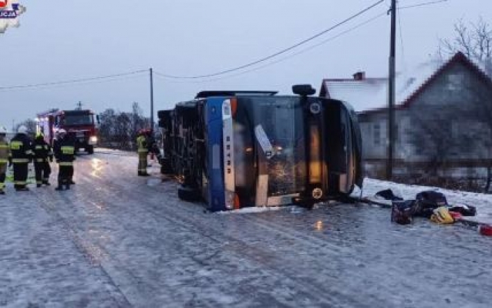 Десятки пострадавших: в Польше перевернулся автобус с украинцами