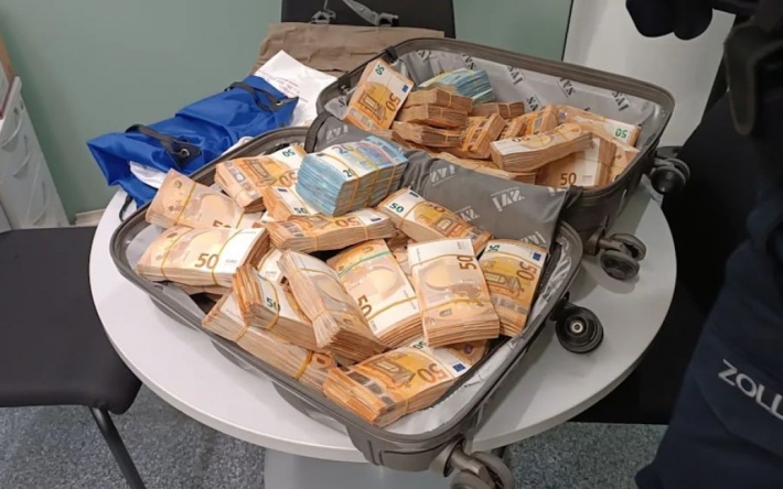 В аэропорту Германии задержали украинского пенсионера с тысячами евро наличными – подробности (фото)