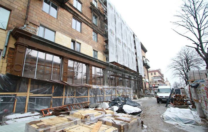 В Запорожье на 70% завершили реконструкцию жилого дома, в который попала российская ракета (фото)