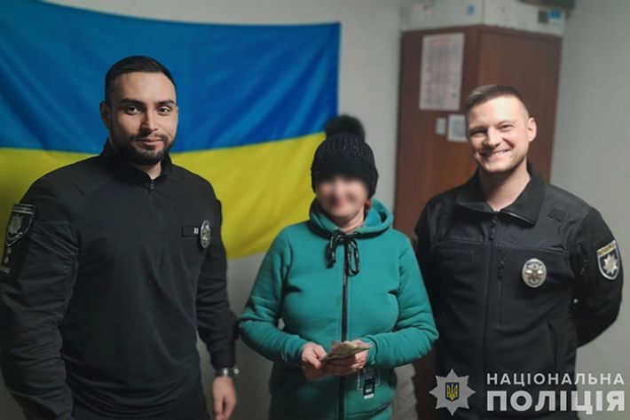 Запорожские полицейские вернули женщине деньги, которые она оставила в банкомате