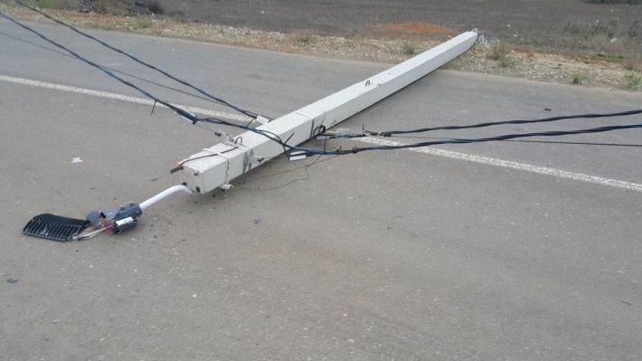 Под Мелитополем водитель КАМАЗа сбил электроопору и скрылся