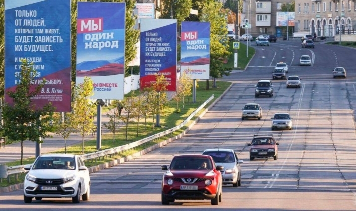 Больше не в силах скрывать правду - оккупанты в Мелитополе повесили загадочный билборд (фото)