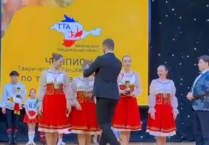 "Дівка по саду ходила" - окупанти зганьбили танцювальний колектив у Мелітополі (відео)