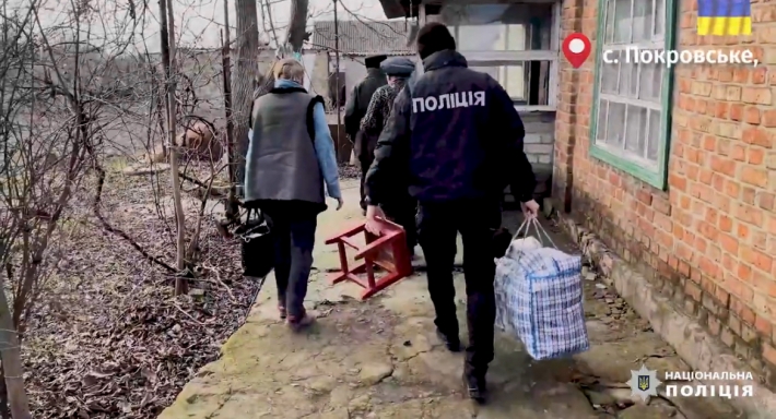 Запорожские полицейские эвакуировали из Гуляйполя двух женщин, дом которых обстреляли российские военные