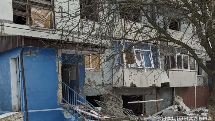 В Степногорске во время артиллерийского обстрела повреждена квартира в многоэтажке