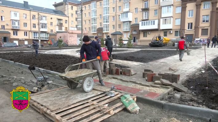 В Запорожье завершают восстановительные работы в доме, пострадавшем от российской атаки (фото)