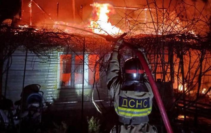 Под Киевом произошел пожар в двухэтажном доме: внутри была семья с 5 детьми