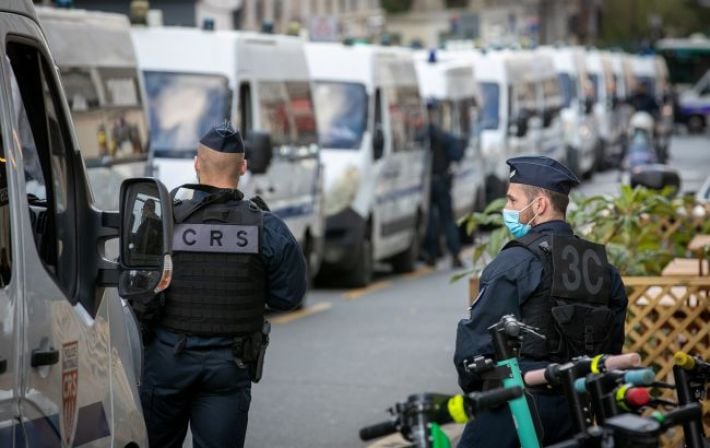 В Париже мужчина напал с ножом на прохожих, есть раненые