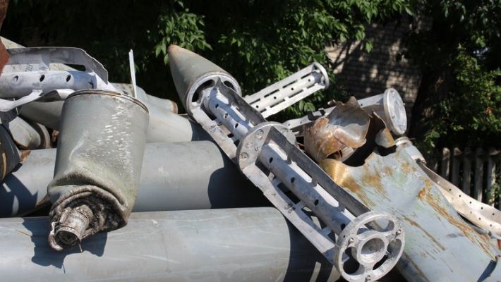 В Васильевском районе спасатели продолжают изымать неразорвавшиеся боеприпасы