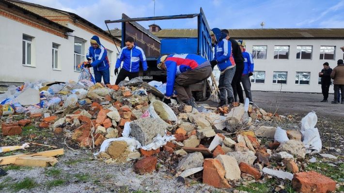 Оккупанты в Мелитополе придумали, кто будет убирать мусор - ни за что не догадаетесь (фото)
