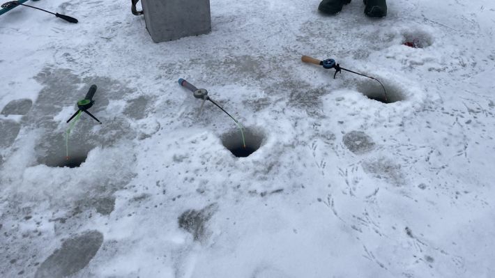 В Запорожье рыбак провалился под лед на Днепре (фото)