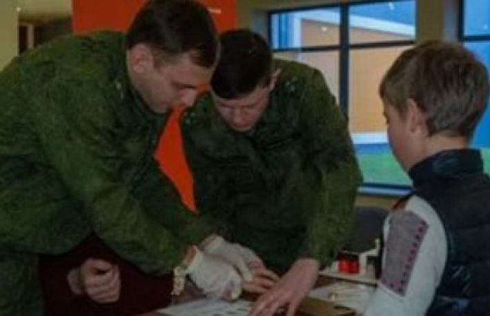 В Мелитополе следственный комитет прямо на празднике отбирал у детей отпечатки пальцев (фото)