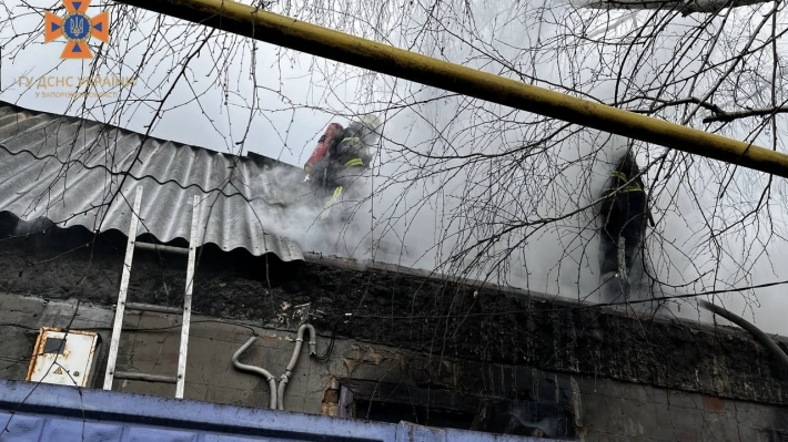 В Запорожье загорелся бесхозный дом в Запорожье