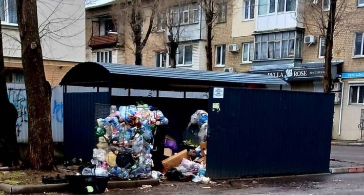 У школах бардак, містом ходити страшно: у Мелітополі вже два тижні не вивозять сміття (фото)