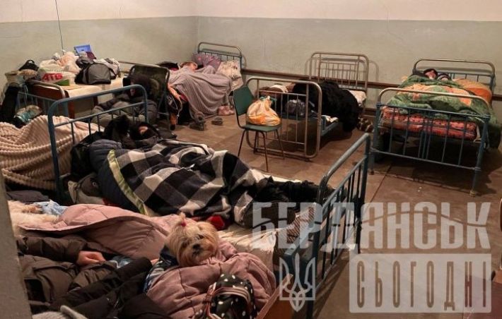 На гражданских плевать: рашисты не приводят в порядок укрытия в Бердянске (фото)