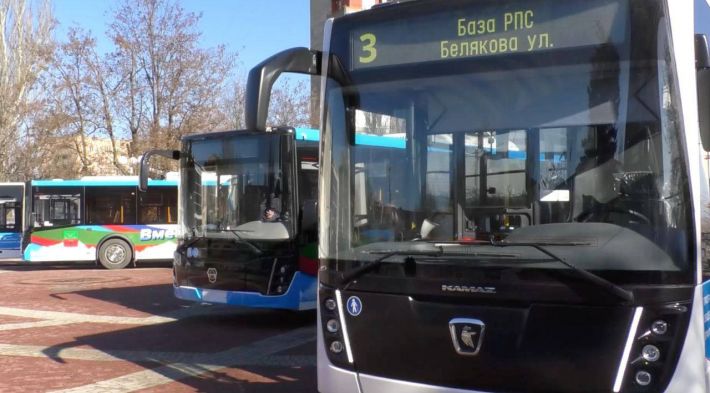 Маршрутчиков кинул, автобусы полупустые: в Мелитополе первый рейс нового общественного транспорта горожане захейтили (фото, видео)