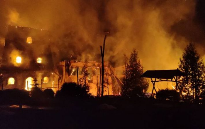 Ночная атака россиян по Харьковской области: горели гостиница и ресторан, есть пострадавший