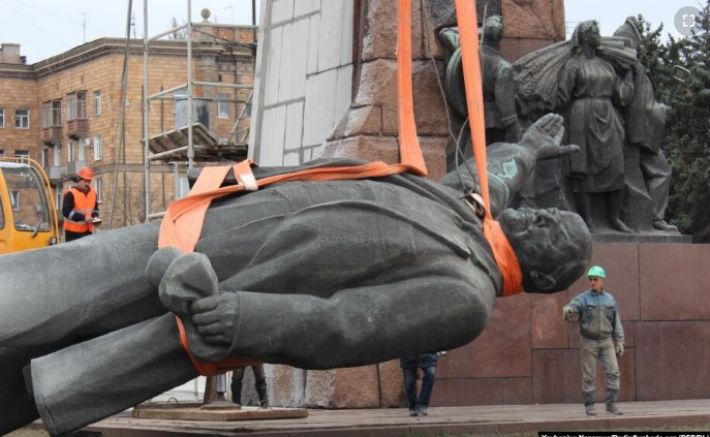 В Запорожье планируют продать бронзовый памятник Ленину, а средства направить на обороноспособность