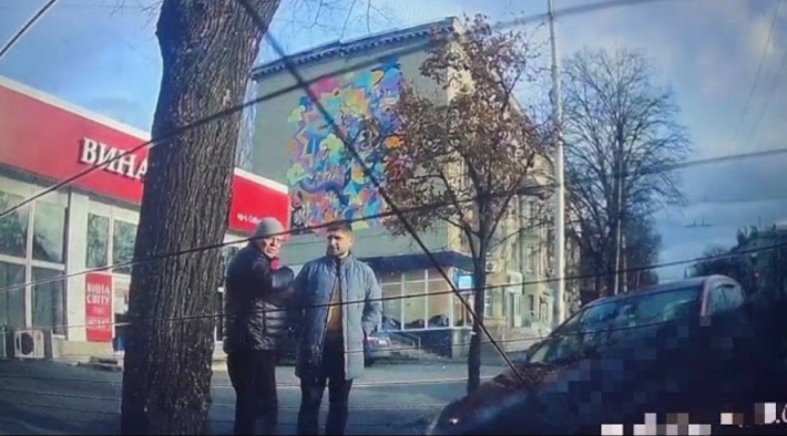 В Запорожье отстранили от работы врача, который якобы помогал «уклонистам» откосить от мобилизации (видео)